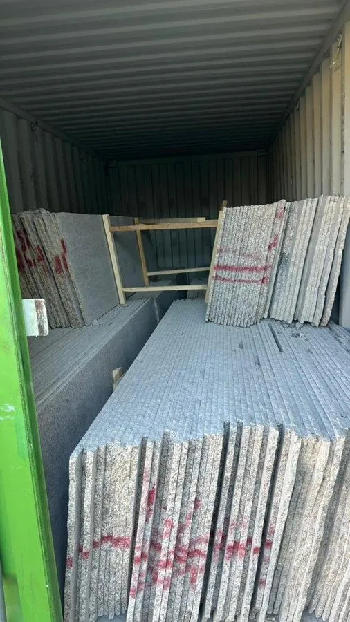 أنصاف ألواح محملة داخل حاوية