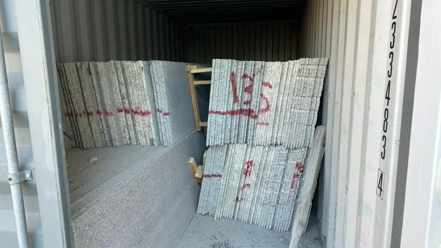 حاوية محملة وموسومة